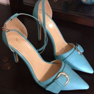 Sassy soft blue pointy toe skinny heel pumps!